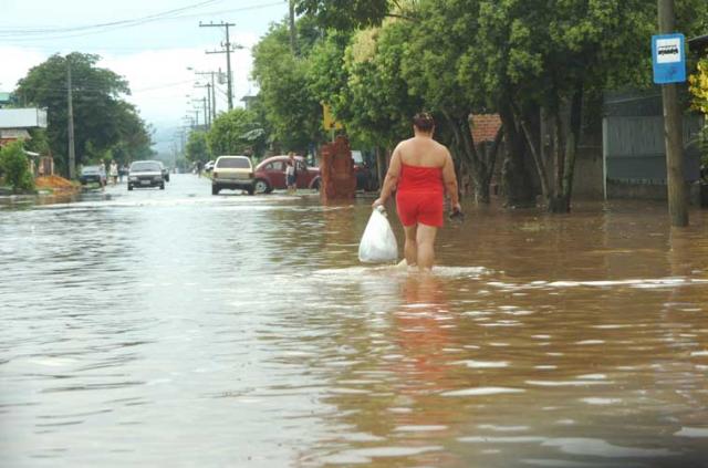 Forte chuva alaga bairros em Sapucaia do Sul e Vale do Sinos e paralisa trensurb Miro de Souza/ Forte chuva alaga bairros em Sapucaia do Sul e Vale do Sinos e paralisa trensurb Miro de Souza/