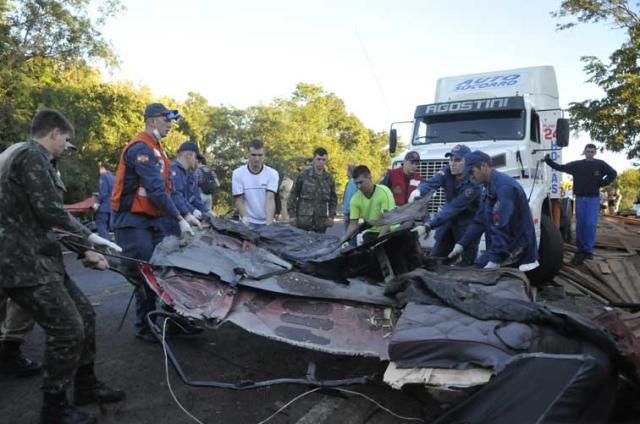Acidente entre ônibus e caminhão gaúchos deixa pelo menos 26 mortos em Santa Catarina Sirliane Freitas/ Acidente entre ônibus e caminhão gaúchos deixa pelo menos 26 mortos em Santa Catarina Sirliane Freitas/