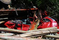 Caminhão carregado com madeira tomba em cima de carro e mata motorista em Viamão Ronaldo Bernardi/ Caminhão carregado com madeira tomba em cima de carro e mata motorista em Viamão Ronaldo Bernardi/