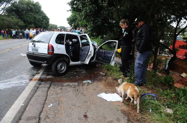 Acidente entre carro e caminhão deixa dois mortos na RS-118, em Sapucaia do Sul Ronaldo Bernardi/ Acidente entre carro e caminhão deixa dois mortos na RS-118, em Sapucaia do Sul Ronaldo Bernardi/