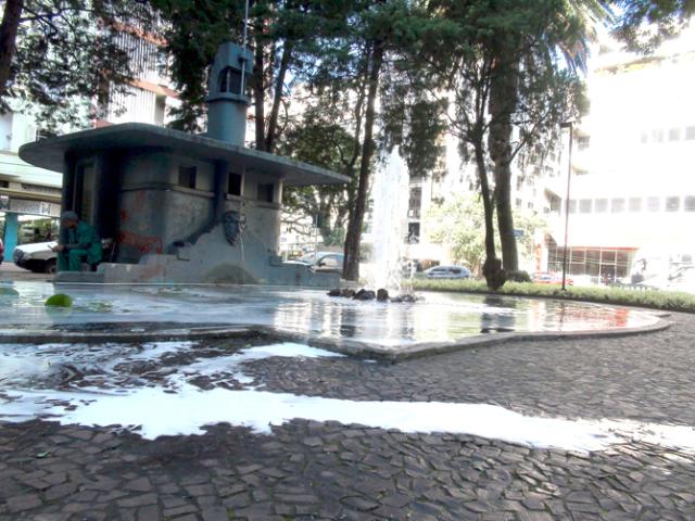 Vândalos colocam sabão em pó em lago de praça da Capital Thiago Tieze, Agência RBS/ Vândalos colocam sabão em pó em lago de praça da Capital Thiago Tieze, Agência RBS/