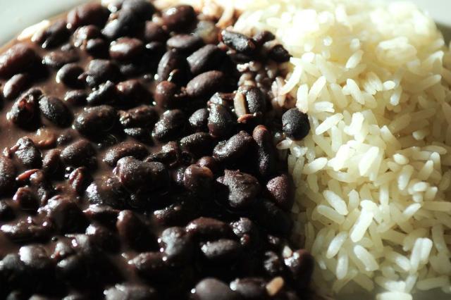 Entenda por que comer arroz e feijão faz bem à saúde Fernando Gomes/Agencia RBS Entenda por que comer arroz e feijão faz bem à saúde Fernando Gomes/Agencia RBS