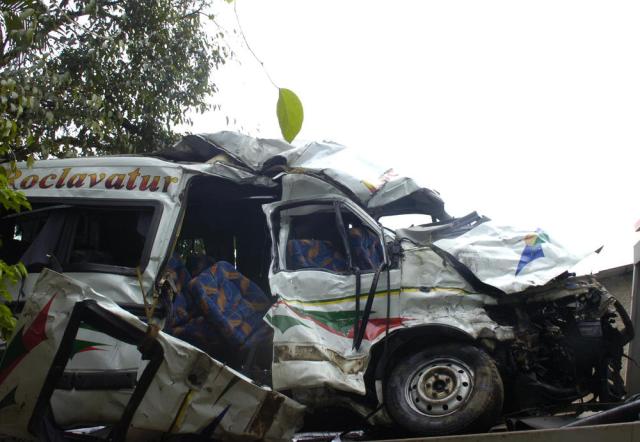 Acidente entre van e carreta mata quatro pessoas na BR-470 em Gaspar, no Vale do Itajaí Gilmar de Souza/Agencia RBS Acidente entre van e carreta mata quatro pessoas na BR-470 em Gaspar, no Vale do Itajaí Gilmar de Souza/Agencia RBS