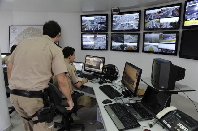 Câmeras de monitoramento da BR-116, entre Porto Alegre e Novo Hamburgo, começam a funcionar Fernando Gomes/Agencia RBS Câmeras de monitoramento da BR-116, entre Porto Alegre e Novo Hamburgo, começam a funcionar Fernando Gomes/Agencia RBS