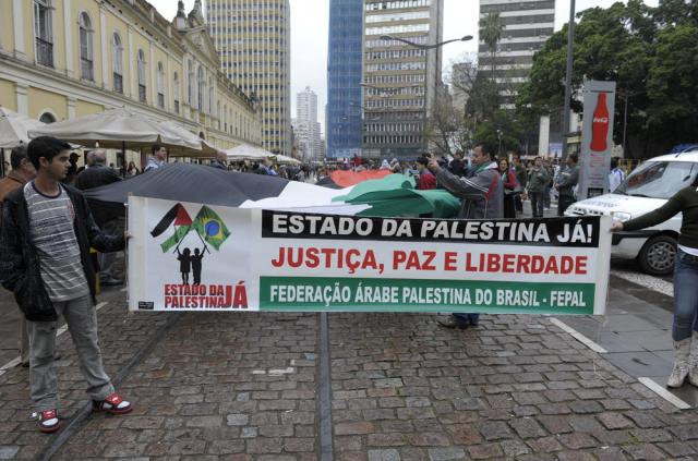 Federação Árabe Palestina do Brasil faz manifesto no centro de Porto Alegre Ronaldo Bernardi/Agencia RBS Federação Árabe Palestina do Brasil faz manifesto no centro de Porto Alegre Ronaldo Bernardi/Agencia RBS