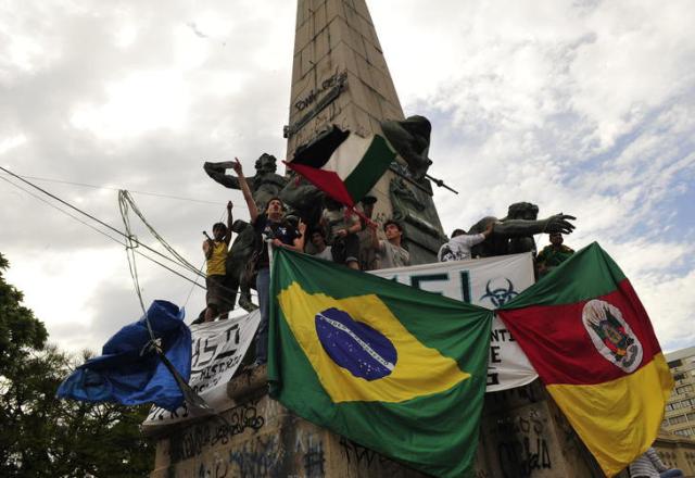 Manifestantes montam acampamento na Praça da Matriz, na Capital Lauro Alves/Agencia RBS Manifestantes montam acampamento na Praça da Matriz, na Capital Lauro Alves/Agencia RBS