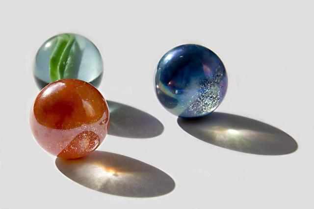 O que fazer quando a criança engole objetos pequenos como bolas de gude, moedas e botões Gerla Brakkee,stock.xchng/Divulgação O que fazer quando a criança engole objetos pequenos como bolas de gude, moedas e botões Gerla Brakkee,stock.xchng/Divulgação