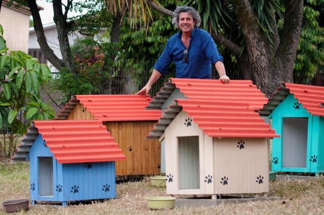 Com casinhas de cachorro em praça no bairro Glória, designer discute proteção aos animais Tárlis Schneider/Agencia RBS Com casinhas de cachorro em praça no bairro Glória, designer discute proteção aos animais Tárlis Schneider/Agencia RBS