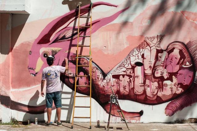 Artistas pintam desenho com diferentes leituras em muro da Cidade Baixa Tárlis Schneider/Agencia RBS Artistas pintam desenho com diferentes leituras em muro da Cidade Baixa Tárlis Schneider/Agencia RBS