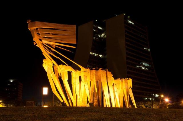 Carlos Tenius resgata iluminação do Monumento aos Açorianos Tárlis Schneider/Agencia RBS Carlos Tenius resgata iluminação do Monumento aos Açorianos Tárlis Schneider/Agencia RBS