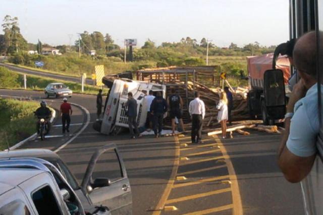 Caminhão com carga de toras tomba na rodovia Eldorado do Sul - Porto Alegre Jorge Ribarr/Arquivo pessoal Caminhão com carga de toras tomba na rodovia Eldorado do Sul - Porto Alegre Jorge Ribarr/Arquivo pessoal