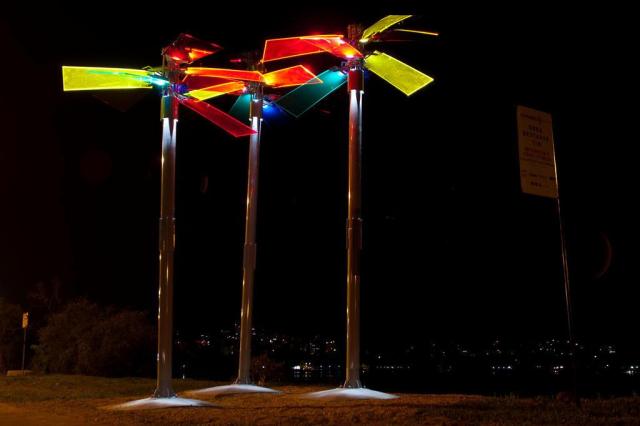 À sombra das árvores artificiais: esculturas iluminam a Orla do Guaíba Tárlis Schneider/Agencia RBS À sombra das árvores artificiais: esculturas iluminam a Orla do Guaíba Tárlis Schneider/Agencia RBS