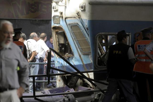 TV argentina exibe vídeo do acidente com trem que matou 50 em Buenos Aires Juan Mabromata/AFP TV argentina exibe vídeo do acidente com trem que matou 50 em Buenos Aires Juan Mabromata/AFP
