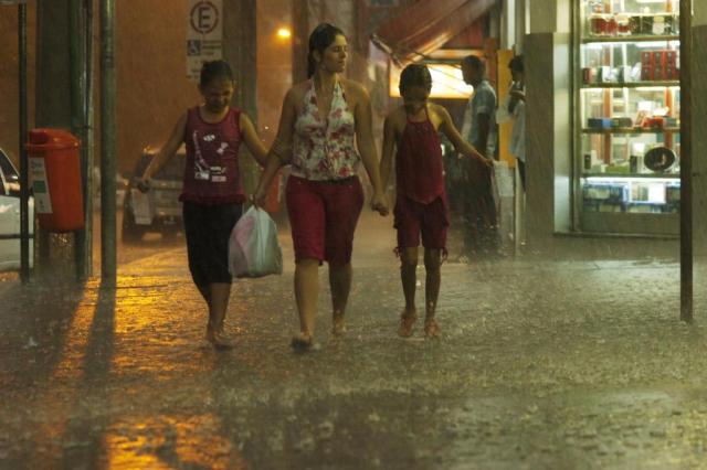 Chuva derruba temperatura em 10°C em municípios do Estado Miro de Souza/Agencia RBS Chuva derruba temperatura em 10°C em municípios do Estado Miro de Souza/Agencia RBS