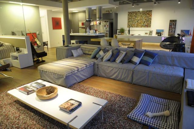 Cozinha de loft tem o mesmo tratamento do living de um apartamento convencional Adriana Franciosi/Agencia RBS Cozinha de loft tem o mesmo tratamento do living de um apartamento convencional Adriana Franciosi/Agencia RBS