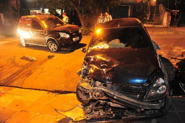 Motorista fica ferido após carro bater em caminhonete estacionada e capotar na Capital Lauro Alves/Agencia RBS Motorista fica ferido após carro bater em caminhonete estacionada e capotar na Capital Lauro Alves/Agencia RBS