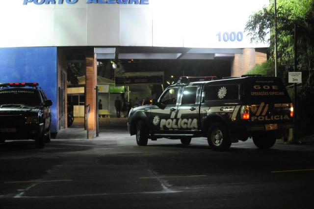 Viaturas são usadas por delegados e agentes para ir a festa do chefe da Polícia Civil Ronaldo Bernardi/Agencia RBS Viaturas são usadas por delegados e agentes para ir a festa do chefe da Polícia Civil Ronaldo Bernardi/Agencia RBS