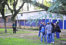 Homem morre enforcado no bairro Chácara das Pedras, em Porto Alegre Tadeu Vilani/Agencia RBS Homem morre enforcado no bairro Chácara das Pedras, em Porto Alegre Tadeu Vilani/Agencia RBS