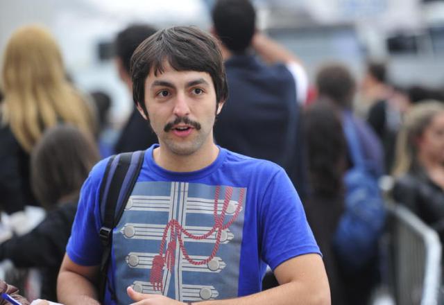 Sósia de Paul McCartney faz sucesso na fila do show Guto Kuerten/Agencia RBS Sósia de Paul McCartney faz sucesso na fila do show Guto Kuerten/Agencia RBS