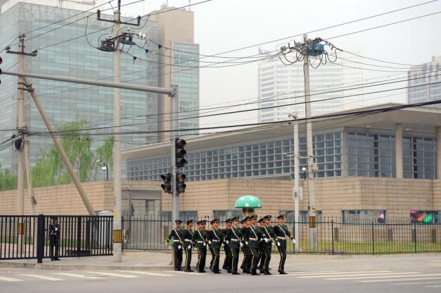 Amigo de dissidente chinês confirma que ele está na embaixada americana Goh Chai Hin/AFP Amigo de dissidente chinês confirma que ele está na embaixada americana Goh Chai Hin/AFP