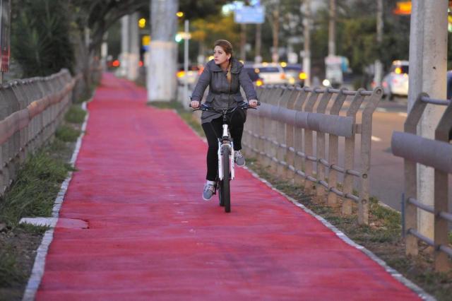 Primeiro trecho da ciclovia da Avenida Ipiranga começa a funcionar na segunda Genaro Joner/Agencia RBS Primeiro trecho da ciclovia da Avenida Ipiranga começa a funcionar na segunda Genaro Joner/Agencia RBS