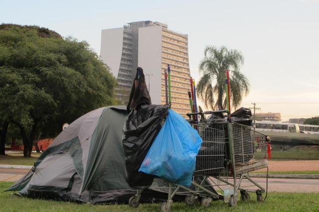 Morador de rua ganha barraca para passar as noites na região central de Porto Alegre Felipe Daroit/Agência RBS Morador de rua ganha barraca para passar as noites na região central de Porto Alegre Felipe Daroit/Agência RBS