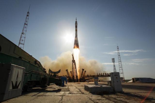 Foguete Soyuz decola com três tripulantes rumo à Estação Espacial Internacional Bill Ingalls/AP Foguete Soyuz decola com três tripulantes rumo à Estação Espacial Internacional Bill Ingalls/AP