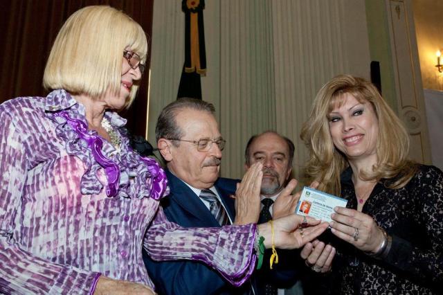 Tarso assina decreto que institui carteira de identificação com nome feminino a travestis e transexuais Caroline Bicocchi/Palácio Piratini/Divulgação Tarso assina decreto que institui carteira de identificação com nome feminino a travestis e transexuais Caroline Bicocchi/Palácio Piratini/Divulgação