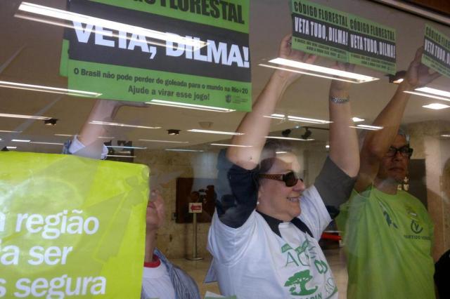 Ambientalistas protestam contra relator do Código Florestal na Assembleia Legislativa Flávia Moraes/Especial/Agencia RBS Ambientalistas protestam contra relator do Código Florestal na Assembleia Legislativa Flávia Moraes/Especial/Agencia RBS