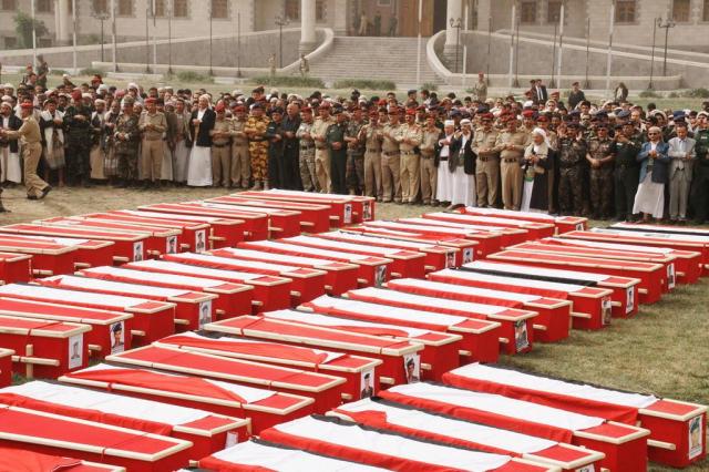 Soldados mortos em atentado suicida no Iêmen são sepultados Defense Ministry/AP Soldados mortos em atentado suicida no Iêmen são sepultados Defense Ministry/AP