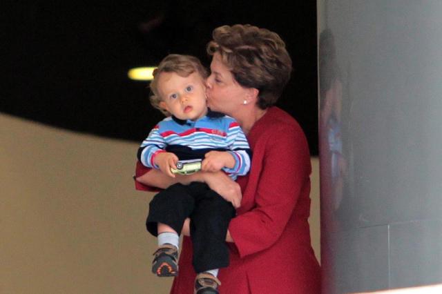 Dilma dá pausa na agenda para mostrar Palácio do Planalto ao neto Gabriel DIDA SAMPAIO/AGENCIA ESTADO Dilma dá pausa na agenda para mostrar Palácio do Planalto ao neto Gabriel DIDA SAMPAIO/AGENCIA ESTADO