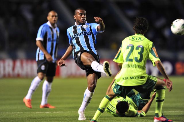 Autoria do gol da vitória vira motivo de brincadeira entre jogadores gremistas Diego Vara/ Autoria do gol da vitória vira motivo de brincadeira entre jogadores gremistas Diego Vara/