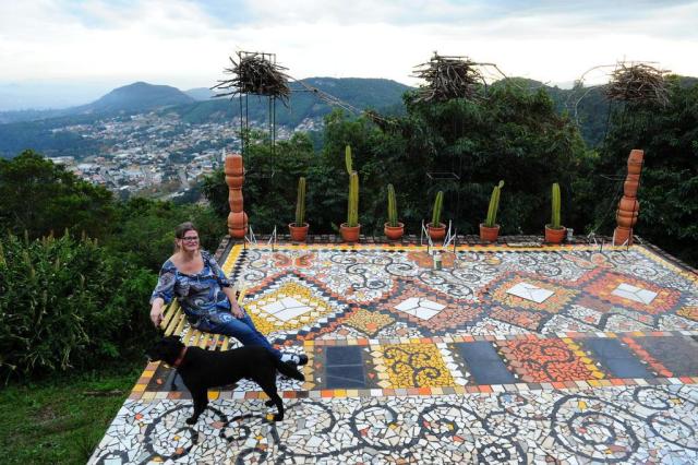 Conheça o parque de mosaicos da artista plástica Cláudia Sperb Adriana Franciosi/Agencia RBS Conheça o parque de mosaicos da artista plástica Cláudia Sperb Adriana Franciosi/Agencia RBS