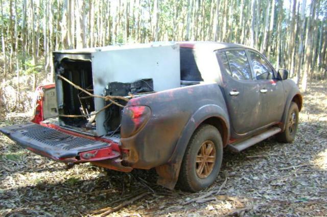 Polícia localiza caminhonete com caixa eletrônico na carroceria PRE/Divulgação Polícia localiza caminhonete com caixa eletrônico na carroceria PRE/Divulgação