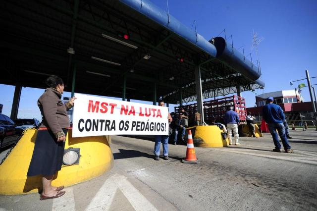 Via Campesina e Movimentos Sociais liberam cancelas de pedágios em sete municípios gaúchos Ronaldo Bernardi/Agencia RBS Via Campesina e Movimentos Sociais liberam cancelas de pedágios em sete municípios gaúchos Ronaldo Bernardi/Agencia RBS