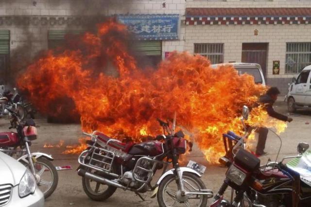 Um jovem morre e outro fica gravemente ferido após atearem fogo contra o próprio corpo em protesto The Tibetan Youth Congress/AP Um jovem morre e outro fica gravemente ferido após atearem fogo contra o próprio corpo em protesto The Tibetan Youth Congress/AP