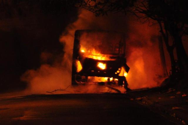Em meio a onda de crimes, dois ônibus são incendiados em São Paulo CRISTIANO NOVAIS/AE Em meio a onda de crimes, dois ônibus são incendiados em São Paulo CRISTIANO NOVAIS/AE