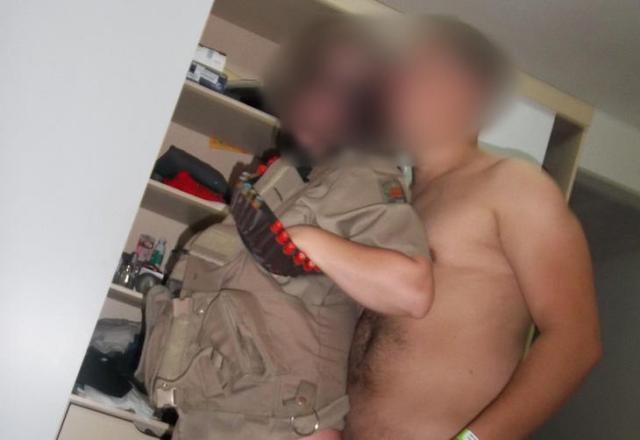 Imagens mostram policiais em cenas íntimas com mulher vestindo farda da PM no Meio-Oeste de Santa Catarina Divulgação/Divulgação Imagens mostram policiais em cenas íntimas com mulher vestindo farda da PM no Meio-Oeste de Santa Catarina Divulgação/Divulgação