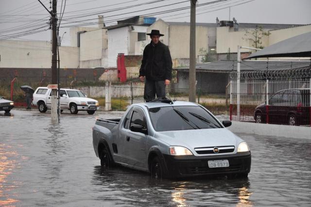 Chuva provoca alagamentos e prejudica o trânsito em Pelotas Nauro Júnior/Agencia RBS Chuva provoca alagamentos e prejudica o trânsito em Pelotas Nauro Júnior/Agencia RBS