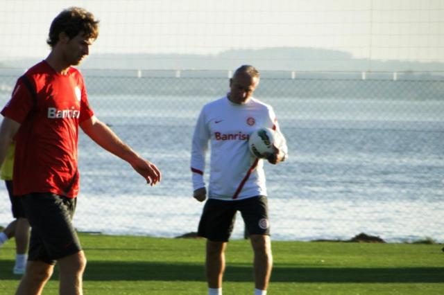 Bolatti assume vaga de Guiñazu e compõe o meio com Elton contra o Cruzeiro Alexandre Ernst/AgênciaRBS Bolatti assume vaga de Guiñazu e compõe o meio com Elton contra o Cruzeiro Alexandre Ernst/AgênciaRBS
