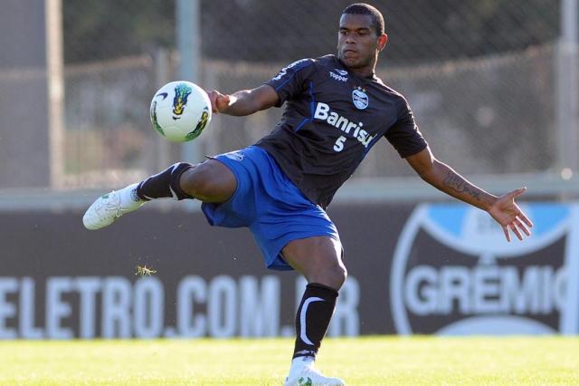 Bate-boca da base: Gestão Kroeff acusa atuais dirigentes de falta de investimento Edu Andrade/Grêmio,Divulgação Bate-boca da base: Gestão Kroeff acusa atuais dirigentes de falta de investimento Edu Andrade/Grêmio,Divulgação