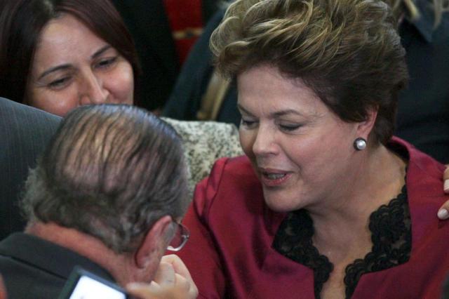 Após foto ao lado de Lula, Maluf beija mão da presidente Dilma Ed Ferreira/AE Após foto ao lado de Lula, Maluf beija mão da presidente Dilma Ed Ferreira/AE