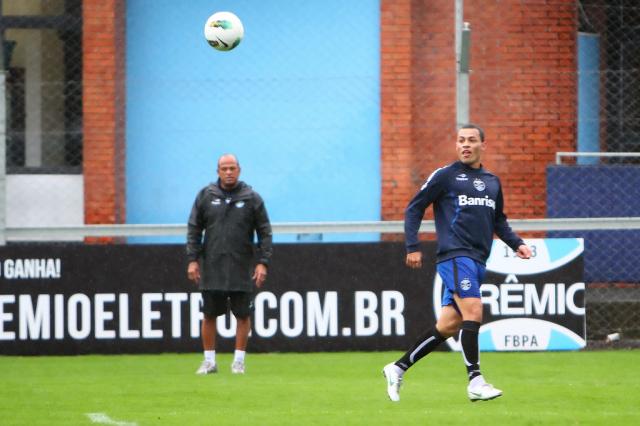 Luxa aprimora cruzamentos e prepara Léo Gago para atuar na lateral esquerda Lucas Uebel, Divulgação Grêmio/ Luxa aprimora cruzamentos e prepara Léo Gago para atuar na lateral esquerda Lucas Uebel, Divulgação Grêmio/
