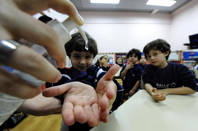Escolas investem em orientações aos alunos para conter avanço da gripe A Ricardo Duarte/Agencia RBS Escolas investem em orientações aos alunos para conter avanço da gripe A Ricardo Duarte/Agencia RBS