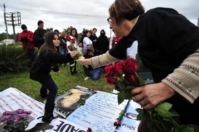 Com flores e cartazes, familiares lembram vítimas do voo 3054 na Capital Diego Vara/Agencia RBS Com flores e cartazes, familiares lembram vítimas do voo 3054 na Capital Diego Vara/Agencia RBS