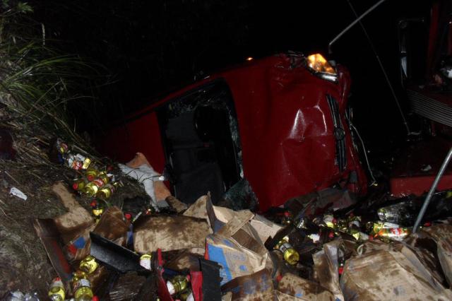 Quatro pessoas morrem em colisão que envolveu caminhões e carros em Pouso Novo Evandro Guerreiro, PRF, Divulgação/ Quatro pessoas morrem em colisão que envolveu caminhões e carros em Pouso Novo Evandro Guerreiro, PRF, Divulgação/