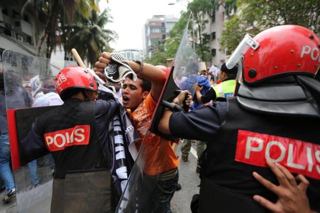 Violência contra muçulmanos causa tensão no Mianmar Mohd Rasfan/AFP Violência contra muçulmanos causa tensão no Mianmar Mohd Rasfan/AFP