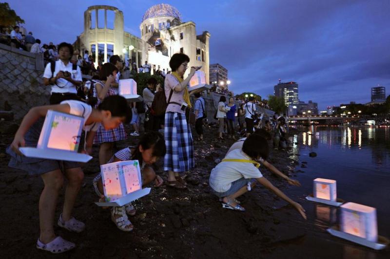 No aniversário do ataque, japoneses homenageiam vítimas da bomba atômica que atingiu Hiroshima - Foto 1