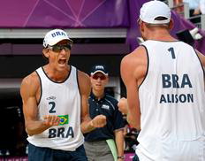 Alison e Emanuel vencem dupla da Letônia e vão à final no vôlei de praia Daniel Garcia/AFP Alison e Emanuel vencem dupla da Letônia e vão à final no vôlei de praia Daniel Garcia/AFP