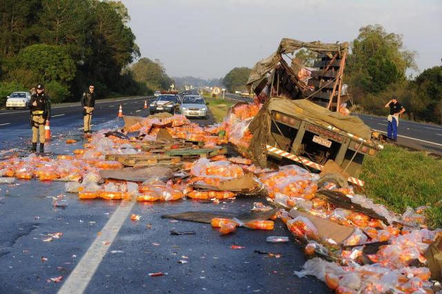 Carga de refrigerantes cai de caminhão e bloqueia uma pista da freeway Ronaldo Bernardi/Agencia RBS Carga de refrigerantes cai de caminhão e bloqueia uma pista da freeway Ronaldo Bernardi/Agencia RBS